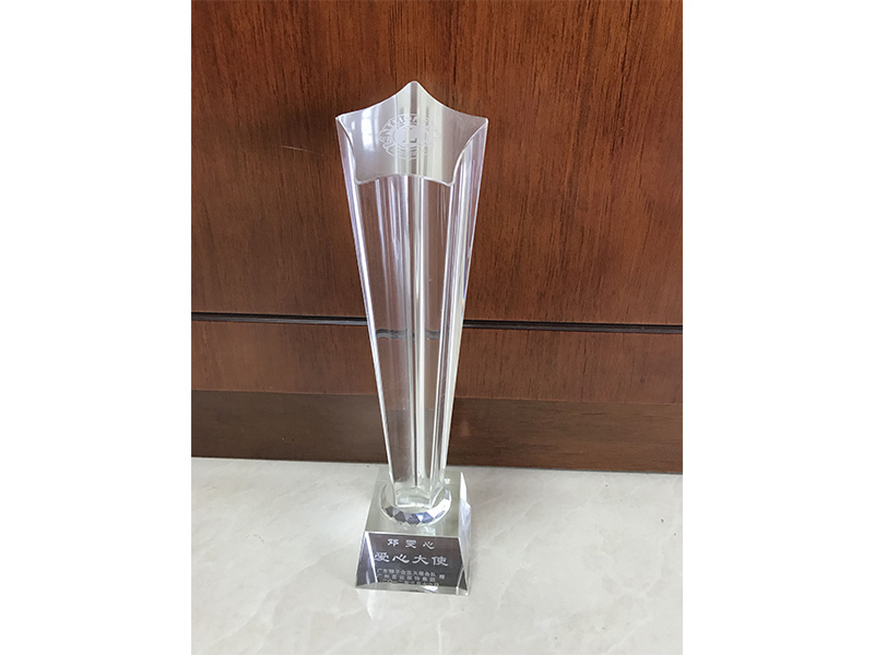 藝人鄧雯心獲愛心大使獎(jiǎng)